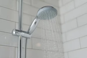 Duschabfluss verstopft Titelbild mit Duschkopf und laufendem Wasser