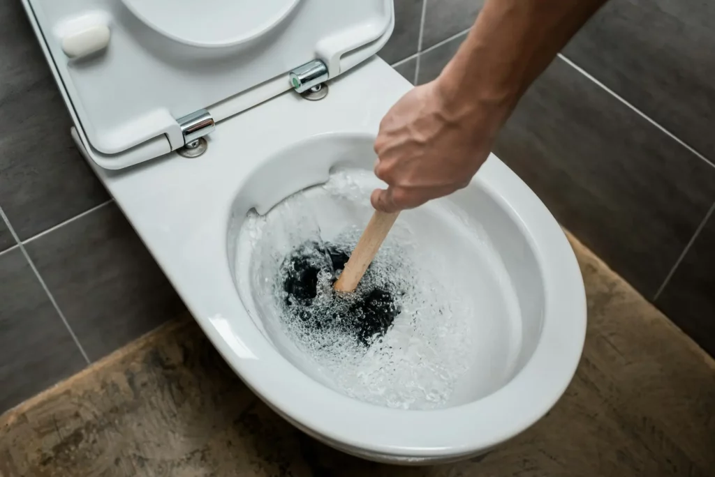 Toilettenabfluss reinigen mit einem Pömpel