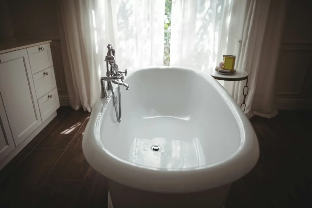 Badewanne und Badewannen Abfluss reinigen
