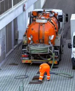Ein Saugwagen pumpt einen Abwasserkanal aus