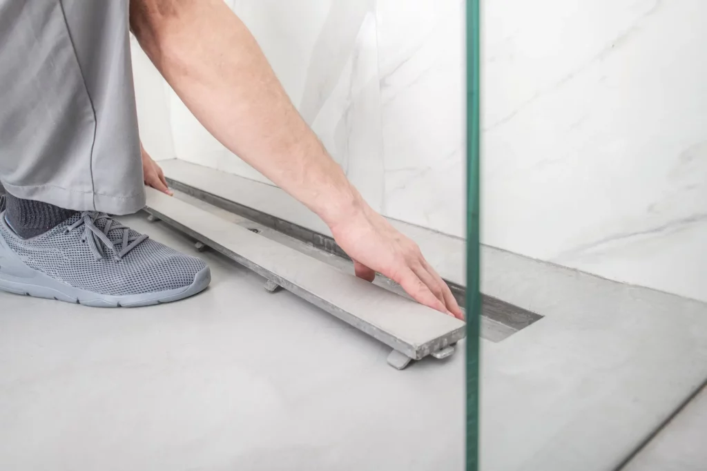 Ebenerdige Dusche Abfluss reinigen