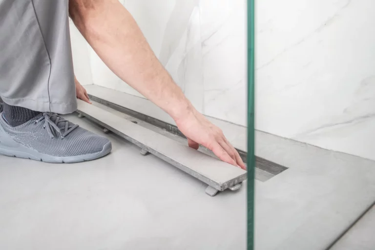 Geöffnete Duschrinne einer bodengleichen Dusche mit sichtbarem Rinnenkörper
