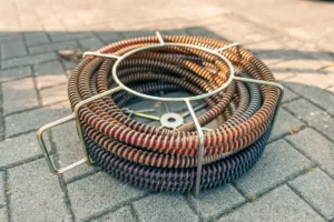 Mit der Rohrreinigungsspirale kann der Abfluss gereinigt werden