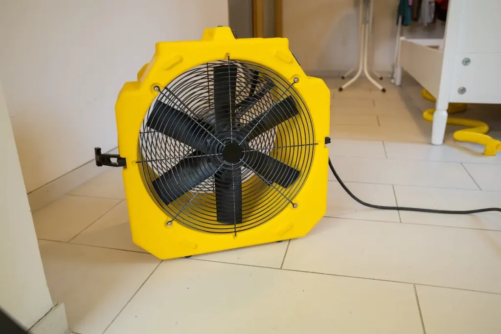 Feuchtigkeit kann Wände, Böden und Decken befallen und durch Bautrockner getrocknet werden