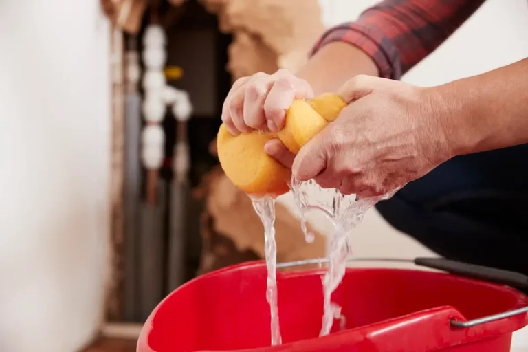 Überschwemmung nachdem Wasser in den Keller gelaufen ist, weil ein Pumpenschacht fehlt